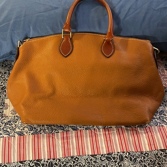 Dooney & Bourke large pebble grain leather purse with crossbody strap - Picture 2 of 8